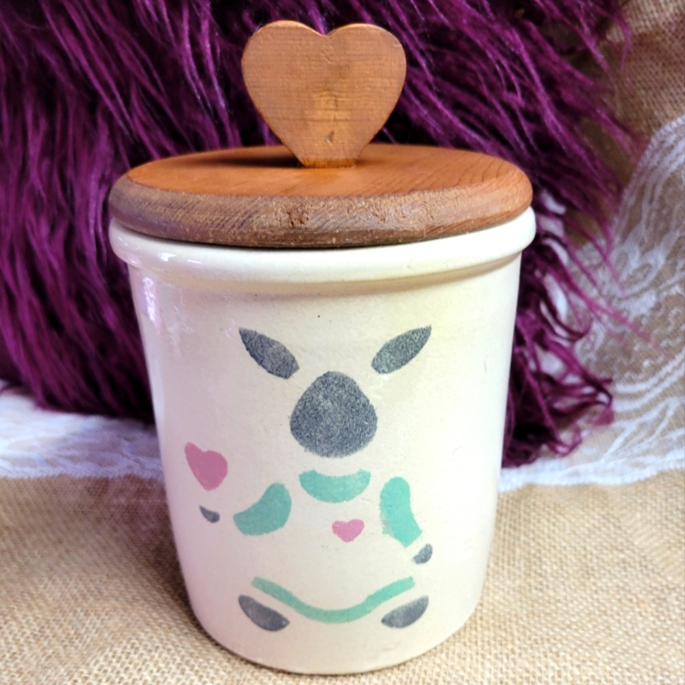 Vintage collectable primitive Robinson bunny crock with wooden lid